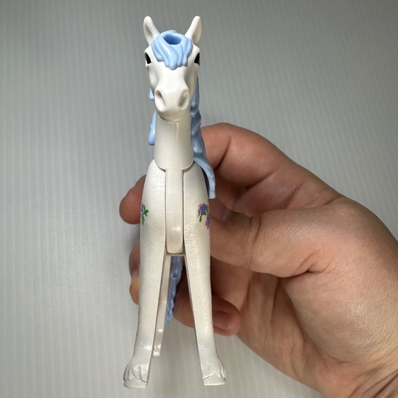 Playmobil Unicorn, White with Blue Hair, Flower Garland - Picture 5 of 6